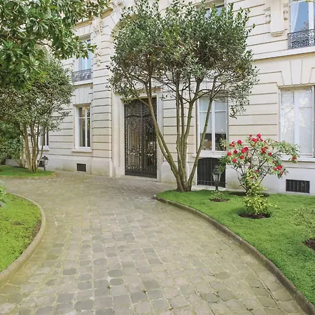 Exceptional Walk To Attractions Paris